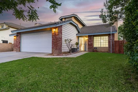 3158 Peachwood Dr, Lancaster, CA 93536