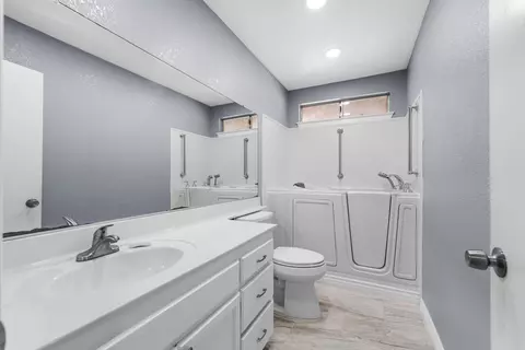 Bath - 45325 Bison Cir, Lancaster, CA 93535 photo 1 of 2