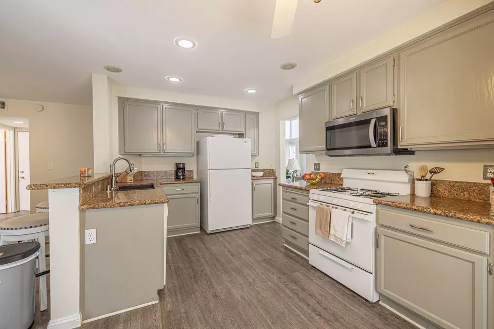 Kitchen - 45726 Berkshire St, Lancaster, CA 93534 photo 2 of 3