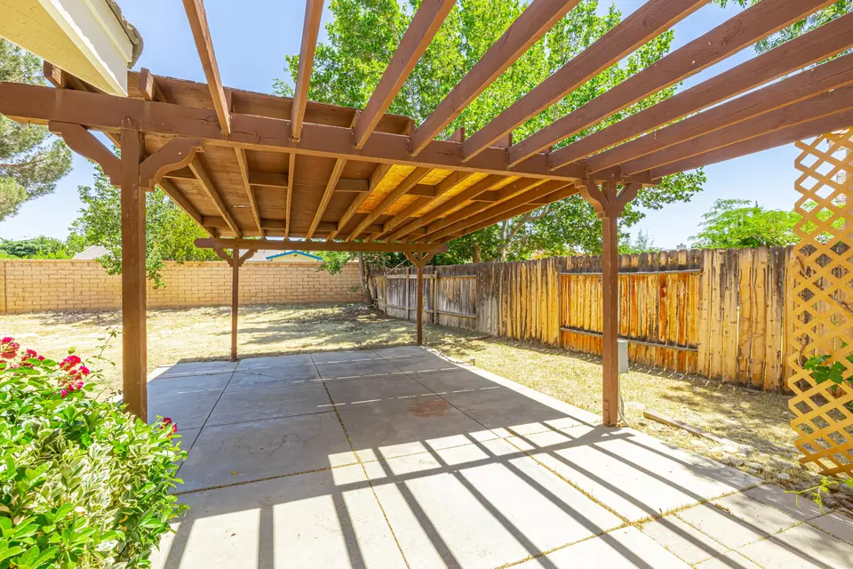 Exterior - 45726 Berkshire St, Lancaster, CA 93534 photo 3 of 5