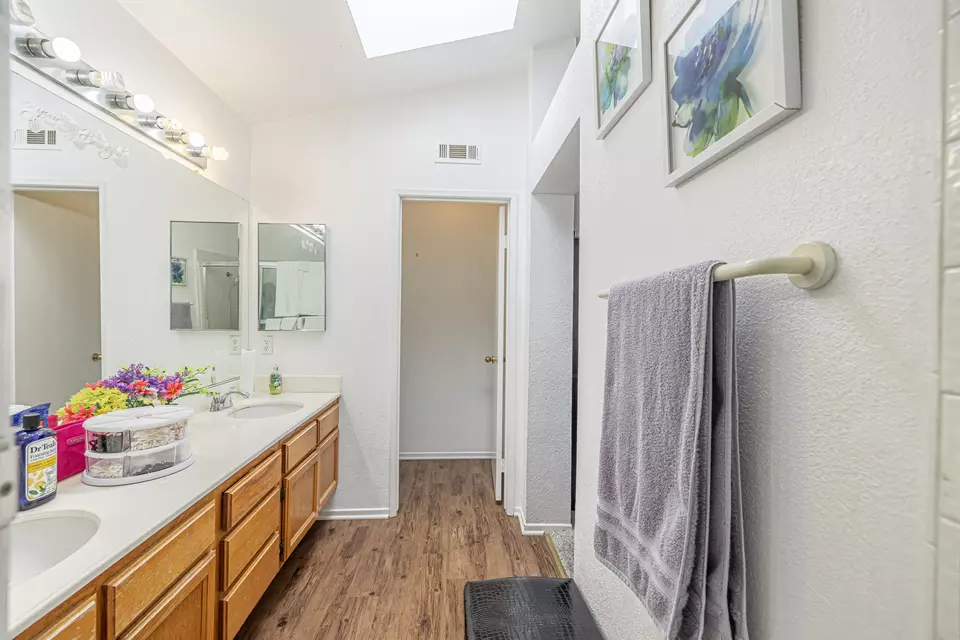 Bath - 45726 Berkshire St, Lancaster, CA 93534 photo 3 of 3