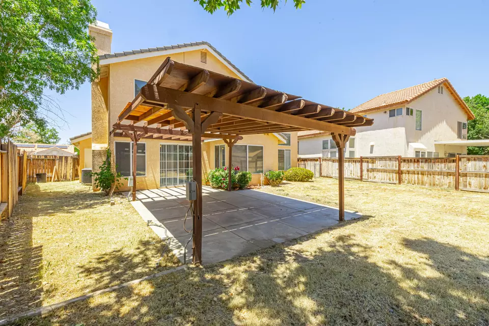 Exterior - 45726 Berkshire St, Lancaster, CA 93534 photo 4 of 5