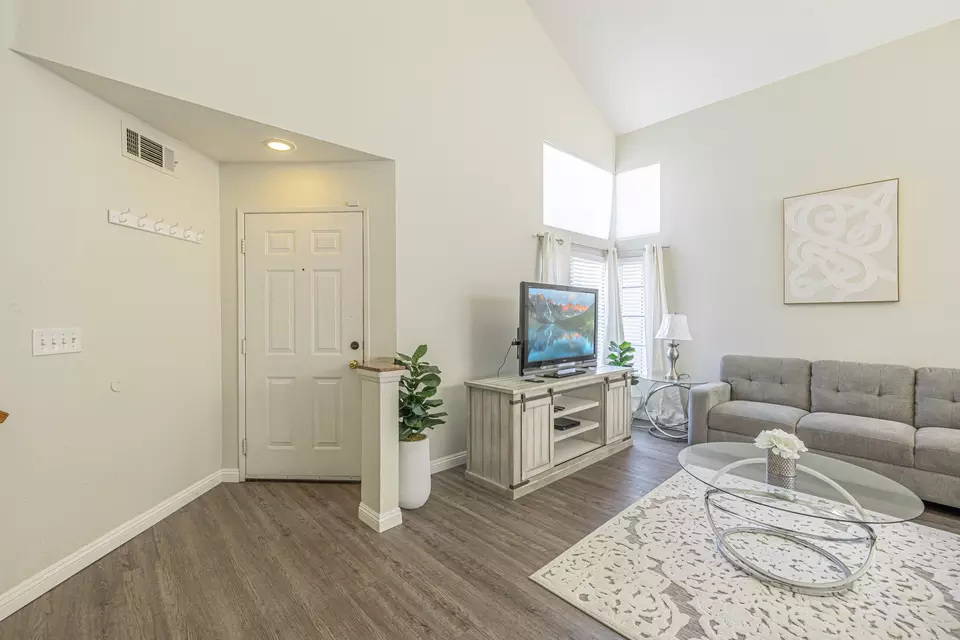 Entry Way - 45726 Berkshire St, Lancaster, CA 93534 photo 1 of 5