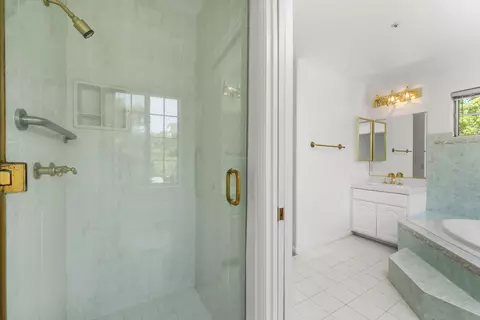 Bath - 799 Foxkirk Rd, Glendale, CA 91206 photo 4 of 4
