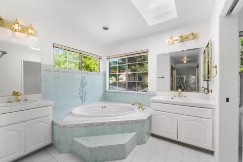 Bath - 799 Foxkirk Rd, Glendale, CA 91206 photo 3 of 4