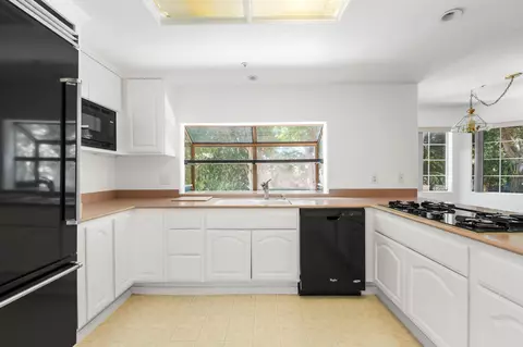 Kitchen - 799 Foxkirk Rd, Glendale, CA 91206 photo 3 of 4