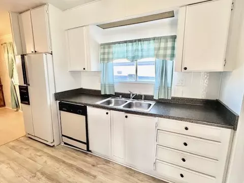 Kitchen - 6363 Sespe Ave, Mojave, CA 93501 photo 3 of 4