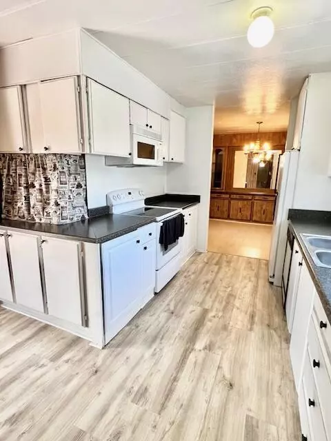 Kitchen - 6363 Sespe Ave, Mojave, CA 93501 photo 2 of 4
