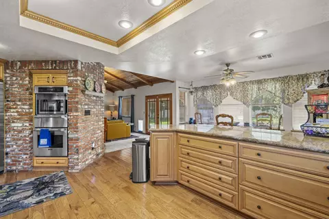 Kitchen - 41601 Crispi Ln, Quartz Hill, CA 93536 photo 3 of 4
