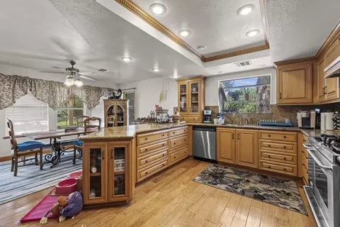 Kitchen - 41601 Crispi Ln, Quartz Hill, CA 93536 photo 4 of 4