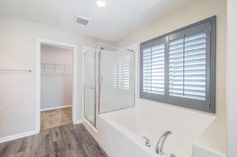 Bath - 2024 Donatello St E, Lancaster, CA 93535 photo 1 of 2