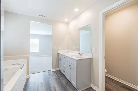 Bath - 2024 Donatello St E, Lancaster, CA 93535 photo 2 of 2