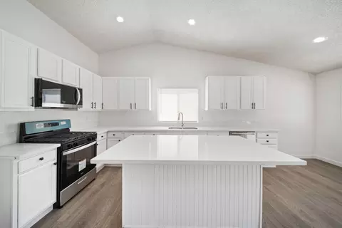 Kitchen - 44159 Benald St, Lancaster, CA 93535 photo 2 of 2
