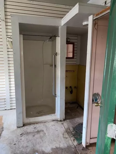 Bath - 2259 Inyo St, Mojave, CA 93501 photo 1 of 2