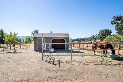 Exterior - 28260 Black Gold Way, Tehachapi, CA 93561 photo 4 of 11