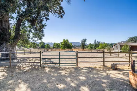 Exterior - 28260 Black Gold Way, Tehachapi, CA 93561 photo 7 of 11