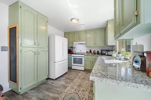 Kitchen - 28260 Black Gold Way, Tehachapi, CA 93561 photo 1 of 2