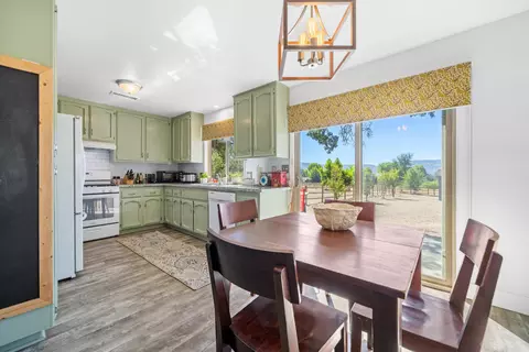 Dining - 28260 Black Gold Way, Tehachapi, CA 93561 photo 1 of 1