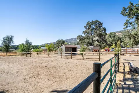 Exterior - 28260 Black Gold Way, Tehachapi, CA 93561 photo 6 of 11