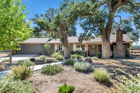 Exterior - 28260 Black Gold Way, Tehachapi, CA 93561 photo 3 of 11