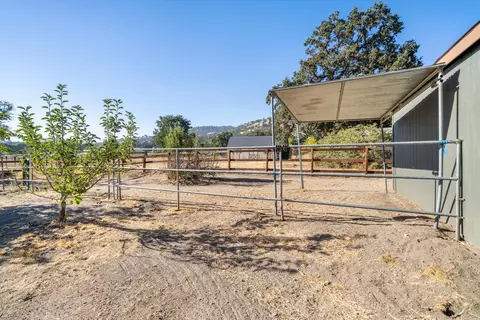 Exterior - 28260 Black Gold Way, Tehachapi, CA 93561 photo 10 of 11