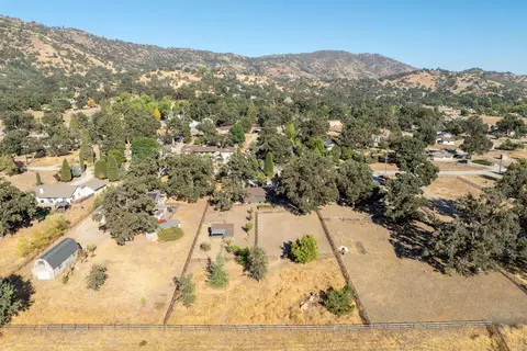 View/Area - 28260 Black Gold Way, Tehachapi, CA 93561 photo 2 of 4