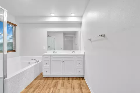 Bath - 3526 Garnet Ln, Lancaster, CA 93535 photo 1 of 3