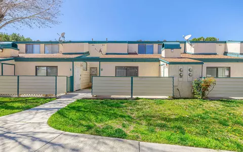44460 15th St E #8, Lancaster, CA 93535