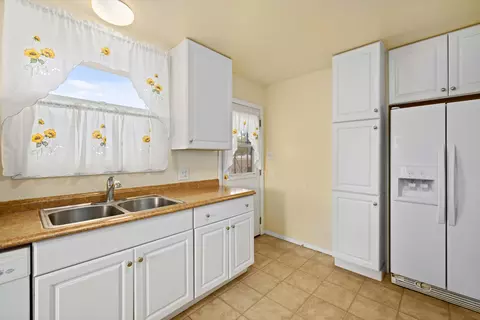 Kitchen - 38702 21st St E, Palmdale, CA 93550 photo 3 of 4