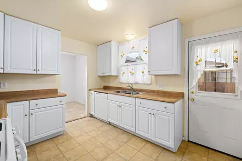 Kitchen - 38702 21st St E, Palmdale, CA 93550 photo 4 of 4