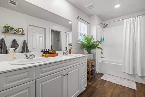 Bath - 3625 Garnet Ln, Lancaster, CA 93535 photo 1 of 3