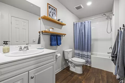 Bath - 3625 Garnet Ln, Lancaster, CA 93535 photo 3 of 3