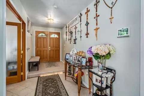 Entry Way - 44050 Andale Ave, Lancaster, CA 93535 photo 3 of 3