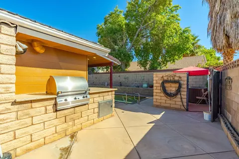 Exterior - 44050 Andale Ave, Lancaster, CA 93535 photo 5 of 7