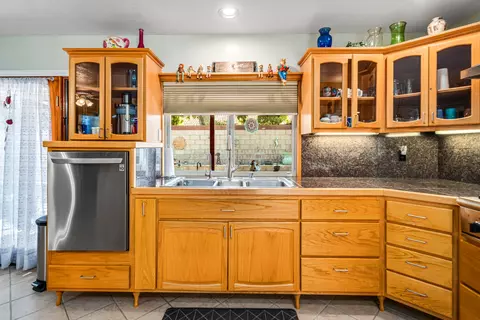 Kitchen - 44050 Andale Ave, Lancaster, CA 93535 photo 3 of 4