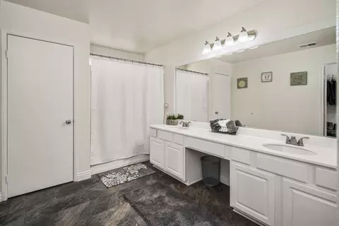 Bath - 45638 Barham Ave, Lancaster, CA 93534 photo 2 of 4