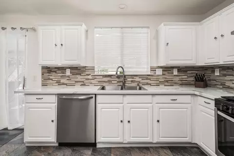 Kitchen - 45638 Barham Ave, Lancaster, CA 93534 photo 3 of 4