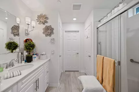 Bath - 6320 Pondera St, Lancaster, CA 93536 photo 2 of 3