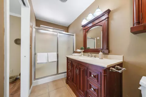 Bath - 25801 Cumberland Rd, Tehachapi, CA 93561 photo 1 of 2