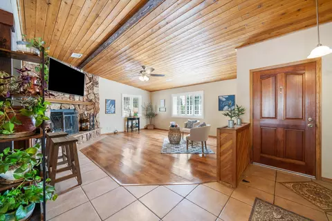 Entry Way - 25801 Cumberland Rd, Tehachapi, CA 93561 photo 1 of 2
