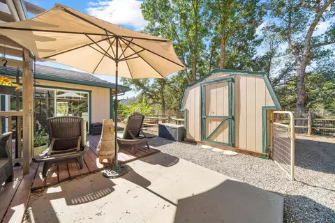 Exterior - 25801 Cumberland Rd, Tehachapi, CA 93561 photo 5 of 8