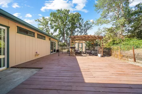 Exterior - 25801 Cumberland Rd, Tehachapi, CA 93561 photo 3 of 8