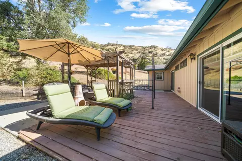 Exterior - 25801 Cumberland Rd, Tehachapi, CA 93561 photo 4 of 8