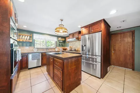 Kitchen - 25801 Cumberland Rd, Tehachapi, CA 93561 photo 2 of 4