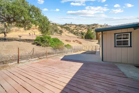 Exterior - 25801 Cumberland Rd, Tehachapi, CA 93561 photo 7 of 8