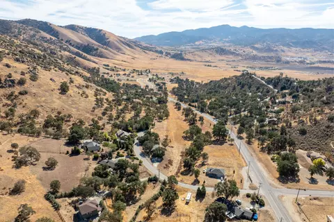 View/Area - 25801 Cumberland Rd, Tehachapi, CA 93561 photo 8 of 10