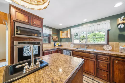 Kitchen - 25801 Cumberland Rd, Tehachapi, CA 93561 photo 3 of 4