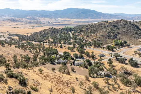 View/Area - 25801 Cumberland Rd, Tehachapi, CA 93561 photo 9 of 10