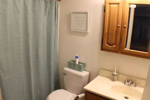 Bath - 1109 Nugent St E, Lancaster, CA 93535 photo 3 of 5