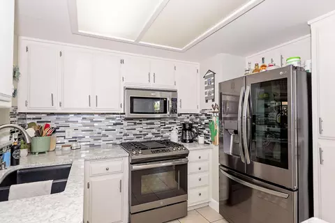 Kitchen - 643 Ave J 9 E, Lancaster, CA 93535 photo 3 of 4